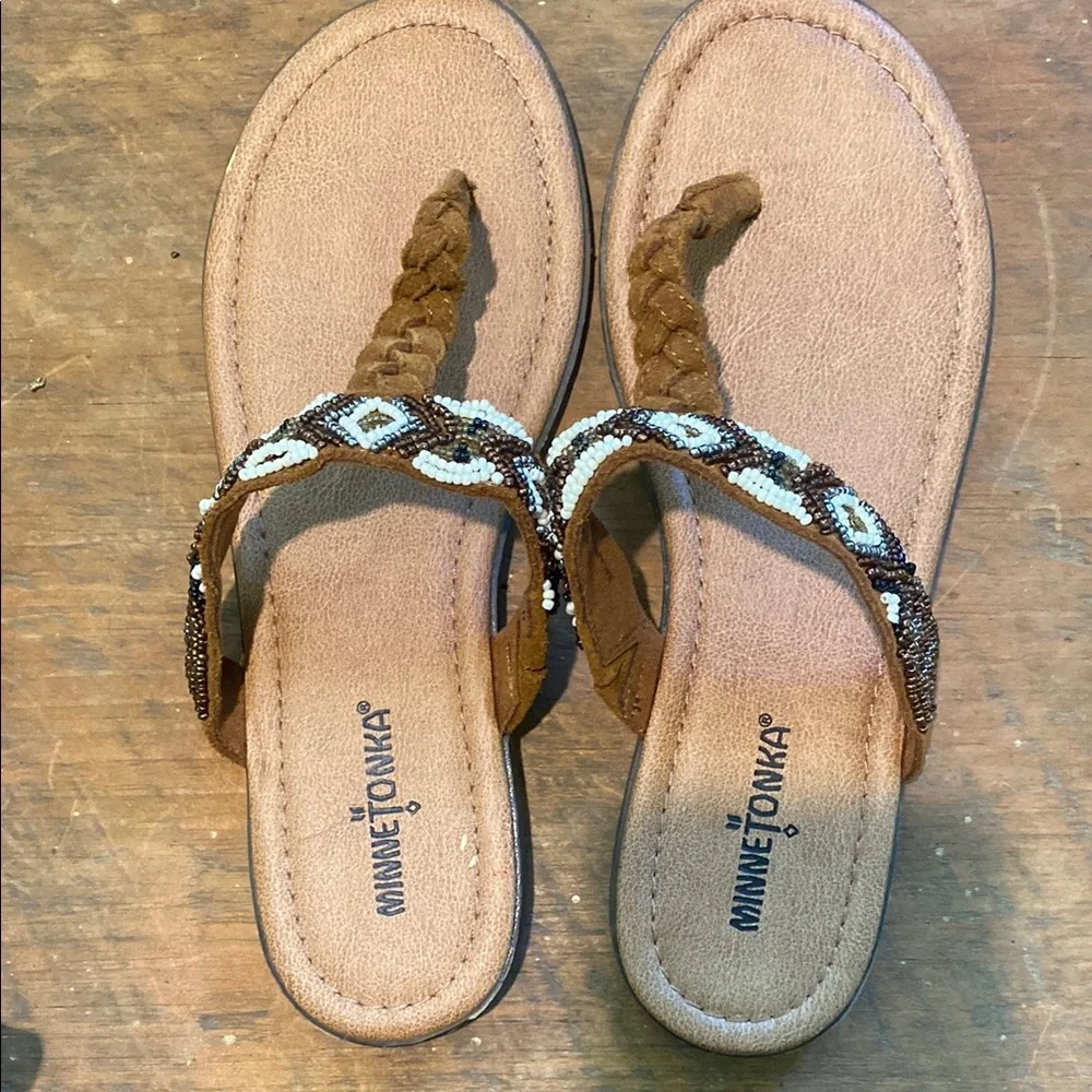 Minnetonka Women's Tan and White Beaded Sandals
